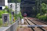 Wieder im Licht...

RB 71 nach Trier hat gerade den Mettlacher Tunnel verlassen. Nach 1096 Metern Dunkelheit haben 426 019 und 426 041 wieder Tageslicht.
Normalerweise wird ein 425er eingesetzt, hier mal zwei 426er.

Von meinem Standpunkt aus lag frher ein drittes Gleis, der B war also mal 3gleisig. Dies war eines der Werkgleise zu Villeroy & Boch. Vom Tunnel bis zum B befinden sich beidseitig der Bahnlinie Werkshallen von V&B.

KBS 685 21.06.2012