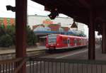 Planhalt in Völklingen. Vor der Kulisse des  neuen  Bahnhof und des Globus in Völklingen hat 426 007 ihren Fahrgastwechsel abgeschlossen und fährt gleich weiter mit dem Fahrtziel Trier Hbf. Bahnstrecke 3230 Saarbrücken - Karthaus 01.12.2014 