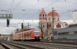 Östlich des Esslinger Bahnhofs kann man sehr schön den Bahnverkehr mit einer griechisch-orthodoxen Kirche und einer modernen Moschee als jeweiliges Motiv ablichten, wie zum Beispiel hier 426 010 + 426 009. 
Aufnahmedatum: 07.04.2016