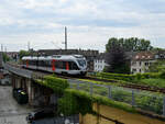 Elektrotriebzug 221101 A war Mitte Mai 2024 als RB 46 unterwegs und ist hier auf dem letzten Teilstück im Bochumer Stadtzentrum zu sehen.