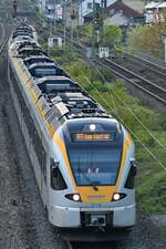 Auf dem Ferngleis in Wuppertal-Unterbarmen war Mitte April 2025 der Elektrotriebzug ET 7.10 bei der Durchfahrt zu sehen.