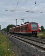 Nachschuß auf einen RB33 Zug nach Aachen, der aus den beiden Triebwagen 426 519-5 vorn und dem 426 527-8 hinten soeben den Bü Lerchenfeldstraße hinter sich gelassen hat und gleich den