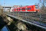 Traktionswandel - Nachher# - Nach der Ausstattung der Südbahn mit einer Oberleitung und dem Fahrplanwechsel im Dezember 2021 überquert 426 505-4 am 14.01.2022 als RB 17331 / RS21 von Ulm nach Biberach