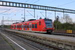 Ein ex Saarländer  Quietschie  426 037-8, welcher noch den früheren Taufnamen Illingen trägt,der Bodensee-Oberschwaben-Bahn steht in Aulendorf zur Fahrt nach Friedrichshafen. (01.05.2022)
