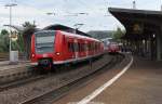 426 006 und ein 425er sind als RB Homburg - Trier in den Hauptbahnhof von Saarlouis eingefahren.