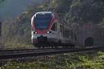 Und gleich noch mal der Triebwagen 303 der VIAS nun als SE10 nach Frankfurt Main Hbf. Hier hat der Zug gerade das Südportal des Loreleytunnels hinter sich gelassen und stebt nun Kaub entgegen. 25.3.2017