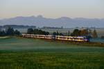 Relativ unbeliebt bei Eisenbahnfotografen sind die Flirt-Triebzüge des Meridians. Zu unattraktiv sind Form- und Farbgebung. Möchte man den Betrieb auf der KBS 950 dokumentieren, dann dürfen sie jedoch nicht fehlen. Bei reizvollen Wetter- und Lichtstimmungen bietet sich ein Foto an. So am Morgen des 30. August 2017, als der M 79006 auf seiner Fahrt nach München HBF bei Haus von den ersten Sonnenstrahlen des Tages beleuchtet wurde.