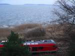 Regionalexpress nach Rostock vor dem kleinen Jasmunder Bodden bei Lietzow.