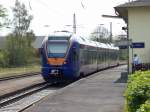 Eine BR 427 im Bahnhof Guntershausen (Kassel) ein. Der Zugang zum Bahnsteig wird durch Personal von DB Sicherheit (auch im Bild) gesichert und der Zaun tunlichst erst nach der Einfahrt des Zuges aufgeschlossen und nach Verlassen eines Zuges wieder verschlossen.