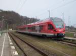 Der Flirt 427 003/827 003/303/603/427 503 wartet als RE 33261 Lietzow-Sassnitz am 14.04.2008 in Lietzow.