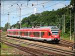 427 004 verlsst als RE33209 Rostock Hbf - Sassnitz (RE9 HanseExpress) den Bahnhof Lietzow auf Rgen, 24.06.08. Im Hintergrund 427 005 der den Anschlu nach Ostseebad Binz fhrt.