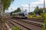 
Der ET 23 2106  Plettenberg , ex ET 23006, ein 3-teiliger Stadler Flirt der Abellio Rail NRW fährt am 29.08.2015 als RE 16  Ruhr-Sieg-Express  (Siegen – Hagen – Essen) durch Kreuztal und erreicht gleich den Bahnhof Kreuztal.