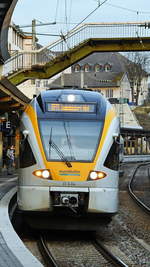 Der Elektrotriebzug ET6.04 im Februar 2021 bei der Abfahrt vom Hauptbahnhof Wuppertal.
