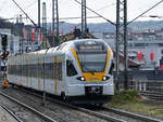 Der Elektrotriebzug ET7.05 im April 2021 bei der Durchfahrt auf dem Ferngleis in Wuppertal-Unterbarmen.