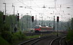 RE42 von Mönchengladbach-Hbf nach Münster(Westf)Hbf und fährt in Viersen ein und hält in Viersen und fährt dann weiter in Richtung Krefeld-Hbf.
Aufgenommen vom Bahnsteig 2 von Viersen. 
Bei Wolken am Abend vom 5.5.2017. 