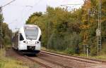 Am Bahnbergang der B7 in Boisheim ist der ET 6.03 als RE 13 bei seiner Fahrt von Venlo/Nl nach Mnchengladbach Hbf am 6.10.2010 zusehen.