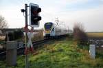 Am Sonntag den 21 November 2010 kommt der ET 6.02 von Venlo in Richtung Mnchengladbach gefahren. Hier ist er kurz vor Dlken am Bahnbergang Schndelenhfe.