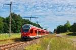 Ein Flirt (Baureihe 429) durchquert am 19.08.2009 den kleinen Ort Gelbensande.