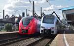 1440 023 und 429 115 stehen in Völklingen und warten auf Abfahrt. Im Hintergrund die Völklinger Hütte.

Völklingen 30.09.2023