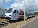 Das Design des Stadler Flirt in dezentem Weiss mit roten Farbtupfern und grauen Türumrahmungen kam bei den Gästen des Tages der offenen Tore in Eberswalde gut an. 429 109, 23.8.2014