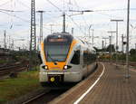 Der RE13 aus Hamm-Westfalen(D) nach  Venlo(NL) und fährt in Neuss-Hbf ein.