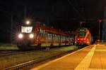 Von dem Bahnsteig weggesetzt, ein Talent 2 und ein Flirt der Linie RE 9 in Sassnitz. - 08.10.2017