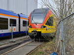 Am 12.04.2021 steht der FLIRT-Triebzug der Hessenbahn mit der Nummer 429 046 neben der Werkhalle der Stadler Service GmbH.