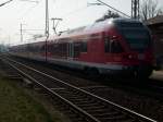 Wenige Sekunden Aufenthalt fr Flirt 429 029 am 04.April 2009 als RE 33216 Sassnitz-Rostock in Teschenhagen.