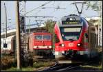 Platz da - Hier kommt ein Flirt. Im Hintergrund wartet 155 060-7 mit -45504- auf freie Faurt ber die Ziegelgrabenbrcke.  Stralsund am 16.09.09 