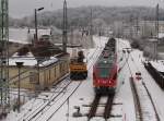 Whrend RE 33212 Binz-Stralsund am 08.Dezember 2010 in Bergen/Rgen mit 30km/h einfuhr,wartete auf dem Nachbargleis ein Zweiwegebagger.