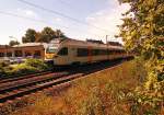 Hinterm Busch blitzt der Eurobahntriebwagen ET 7.13b hervor. Gerade hat er den Bahnhof Dlken verlassen und eilt nun Bf Viersen entgegen auf seinem Weg nach Hamm. 23.8.2012