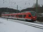 429 027 stand,am 29.Mrz 2013,an der Nordeinfahrt von Bergen/Rgen und mute die Durchfahrt eines Gterzuges abwarten,danach ging es nach Gleis 3.