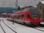 Am haltzeigenden Ausfahrsignal vorbei,verließ 429 028,als RE 13011 Rostock-Sassnitz,am 30.Januar 2015,den Bahnhof Bergen/Rügen.