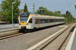 Durch Kleinenbroich kommt der Eurobahntriebwagen ET 7.07 als RE13 nach Venlo durchgefahren.