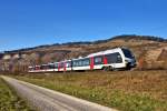 In Thüngersheim fährt der ET 25 2302 Stadler Flirt vorüber.Bild vom 14.3.2016