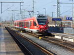 Der RE nach Sassnitz,gefahren vom 429 026,auf Grund von Bauarbeiten,mußte statt auf dem linken Gleis 2 auf Gleis 3,am 13.März 2019,in Bergen/Rügen einfahren.