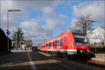 430 505 im Bahnhof Rommelshausen -

Solche nichtssagenden Bildbeschreibungen sind leider fast Standard bei Bahnbilder.de. Sehenswert ist die S-Bahnstation Rommelshausen nicht unbedingt. Hier war es das auf den S-Bahnzug fallende Sonnenlicht, das mich zum Zeigen des Bildes bewog, nachdem jener Tag sehr trüb begonnen hat.
Inzwischen fahren von Montag bis Samstag die S-Bahnen den ganzen Tag über im 15 Minuten Takt, was sehr erfreulich ist.
Die Station selber wurde im Dezember zum ersten regionalen Mobilitätspunkt mit Infoterminal aufgewertet. Seit kurzem gibt es zudem ein Video-Reisezentrum und Fahrräder können in Boxen abgestellt werden. Zudem gibt es einen Fahrrad-Verleih.
Das größte Manko des Haltes, der viel zu große Abstand und Höhenunterschied zwischen Zug und Bahnsteig soll ab diese Jahr angegangen werden. 

05.01.2022 (M)