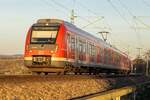 Ein Kalter Tag, aber doch sehr warm aussehendes Sonnenlicht, lässt diesen 430 der S-Bahn Stuttgart aufleuchten.

Zug: BR430 049/549
Von: Backnang 
Bis: Stuttgart Schwabstraße
Über: Freiberg, Ludwigsburg, Zuffenhausen, Hauptbahnhof, Stadtmitte 
Aufnahmedatum: 7.1.2023