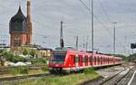 Am 27.06.2023 fahren 430 677 und ein weiterer 430 mit einer S-Bahn im Hauptbahnhof Wiesbaden ein.