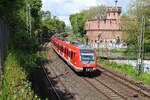 DB 430 135 ist auf der sogenannten Mainbahn unterwegs als S8 von Wiesbaden Hbf nach Offenbach Ost und wird in Kürze die Mainzer Südbrücke erreichen. (05.05.2023)