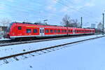 Auch für den RB 85 nach Würzburg hatte Frau Holle ein weißes Kleid bereitet, so das 440 811 hier in Geroldshausen seine Fahrgäste in den Schnee entließ.