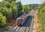 440 541 fuhr am 9.8.22 an den inzwischen 18 Jahre alten Blocksignalen bei Fünfstetten vorbei nach Treuchtlingen. In diesem Bereich fordert der Fahrgastverband PRO BAHN einen neuen Haltepunkt mit zwei Außenbahnsteigen.