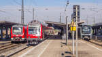 Blick nach Norden in Donauwörth am 21.5.14: Der DB-ET 440 024 und der agilis-ET 440 107 nahmen einen Doppelstock-Steuerwagen in ihre Mitte.