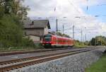 ET 440325-9 passiert hier am 14.09.2025 um 14.15 Uhr auf der Fahrt nach Schweinfurt das aufgelassene Bahngebäude in Gädheim.