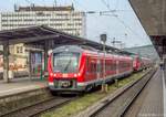 Am 3.5.16 war Gleis 3 in Würzburg Hbf doppelt besetzt: Vorne 440 802 als RB nach Treuchtlingen und hinter dem Gleissperrsignal ein Doppelstock-Steuerwagen am Zugschluss des RE nach Frankfurt (Main).