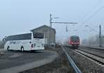 Pünktlich mit dem einfahrenden 440 805 nach Würzburg Hbf, ist der Linienbus der Firma Hettmer Reisen in Eubigheim eingetroffen um die aussteigenden Passagiere der Linie RB 85 aufzunehmen am