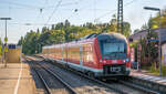 440 033 hielt am 9.8.22 auf dem Weg nach Treuchtlingen in Otting-Weilheim auf Gleis 1 neben dem Empfangsgebäude.
