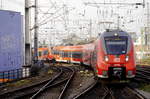 442 302 führt; es folgt 442 257. Dieser RSX nach Siegen hat also die maximal mögliche Länge für diese Linie: Fünfteiler plus Vierteiler. Einfahrt in Köln Hbf, 9.11.17.