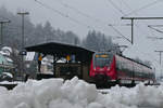 Was geht mich das Wetter an - im Dezember gibt's Schnee! Und wenn dass Wenige auf dem Bahnsteig zusammengeschoben worden ist und man tief in die Hocke geht, sieht's nach Katastrophe aus.