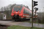 Nachschuß auf RE 50 aus Leipzig nach Dersden Hbf. TW 442 152 bei Niederau. Regenwetter. 13.04.2020 10:05 Uhr.